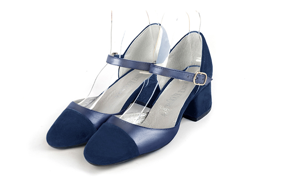 Navy blue and prussian blue open side elegant shoes, with an instep strap. Round toe. Low flare heels.